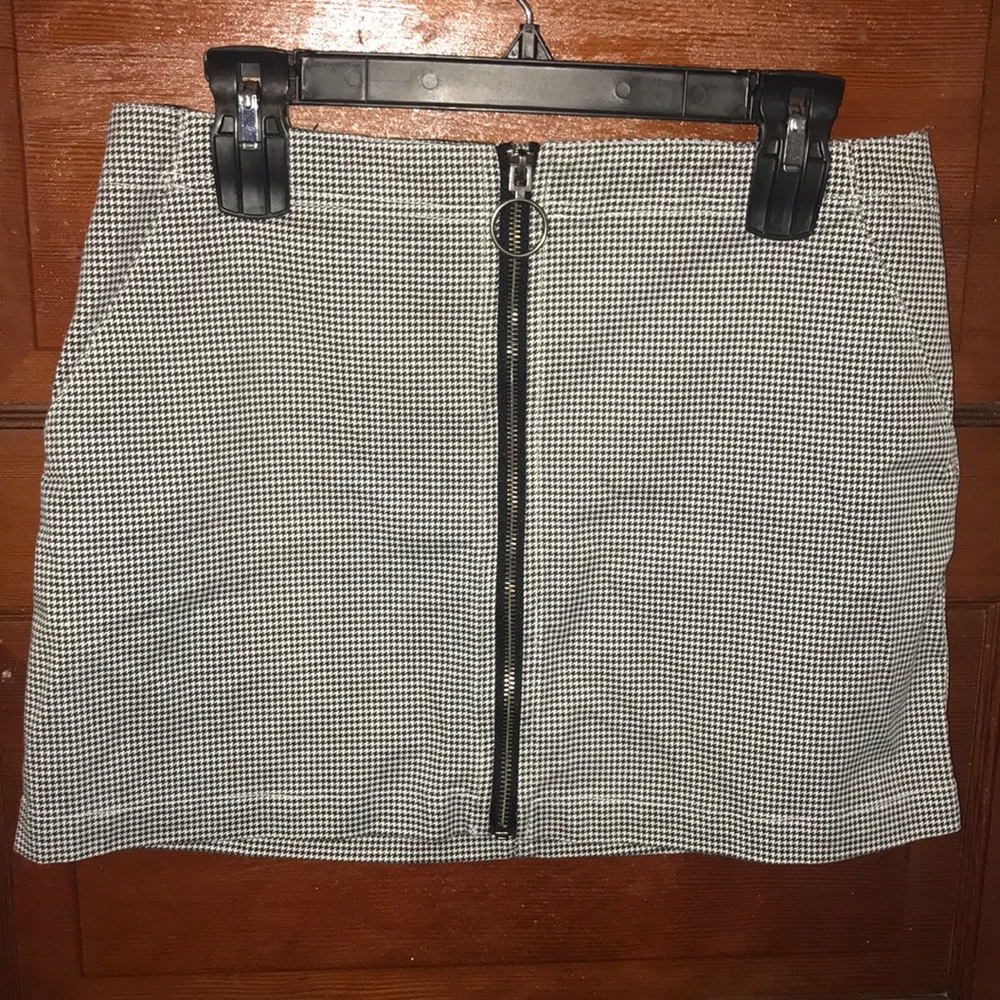 Zip down black and white mini skirt